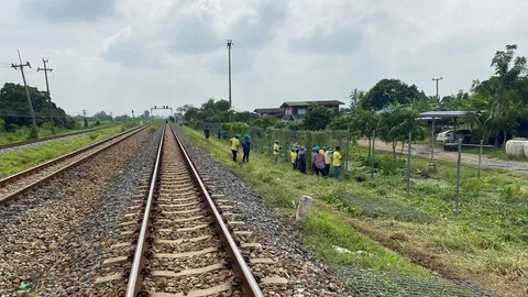 นายอำเภอนำคนปรับภูมิทัศน์ริมทางตัดรถไฟ ชาวบ้านบอกอยากได้ไม้กั้นมากกว่า 