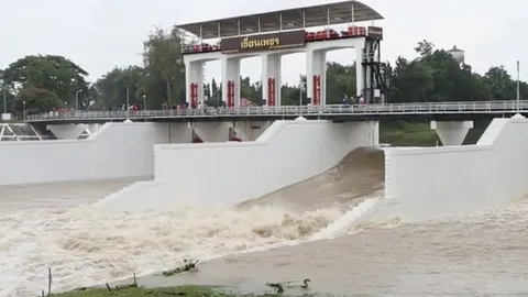 เมืองเพชรยังไม่พ้นวิกฤติ น้ำทะเลหนุน แม่น้ำเพชรบุรีปริ่มตลิ่งแต่ไม่ท่วม