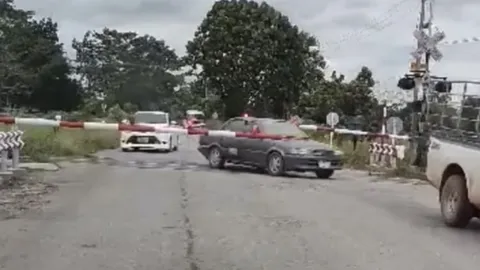 คลิปรถฝ่าไม้กั้น ก่อนรถไฟมาแค่ 2 นาที ทั้งที่เพิ่งมีข่าวบัสคณะกฐิน