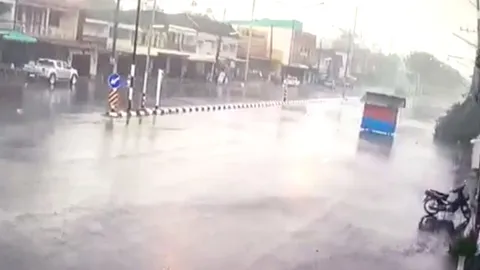 พายุฝนถล่มที่ห้วยยอด แรงลมพัดร้านกาแฟริมทางไปอยู่กลางถนน รถต้องจอดหลบ (คลิป)