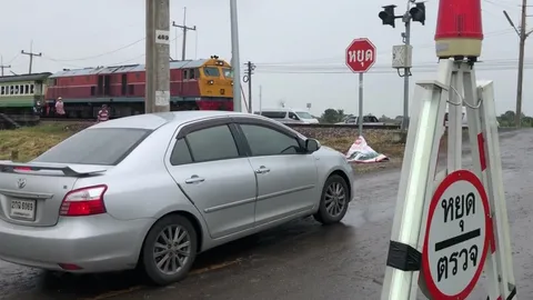 นอภ.สั่งตั้งป้าย "หยุดตรวจ” ทางลักผ่าน 19 ศพ รฟท.จัดคนคอยยืนโบก 