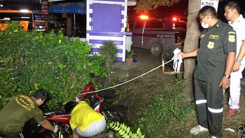 ล่าแก๊งโจ๋ทมิฬไล่ฟันอริ บึ่งรถจักรยานยนต์หนีตกร่องน้ำ โดนทับตายทุรน 1-เจ็บ 1