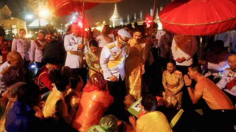 ในหลวง พระราชินี เสด็จฯบำเพ็ญพระราชกุศล เนื่องในวันคล้ายวันสวรรคต "ร.9"