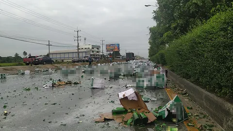 ต้นเหตุถนนบรมราชชนนีรถติดยาวหลายกิโล หกล้อบรรทุกเบียร์เทกระจาด 500 ลัง