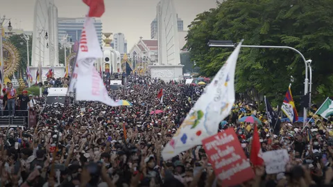 ประมวลภาพ มวลชนกลุ่มคณะราษฎร เคลื่อนขบวนมุ่งหน้าไปทำเนียบรัฐบาล