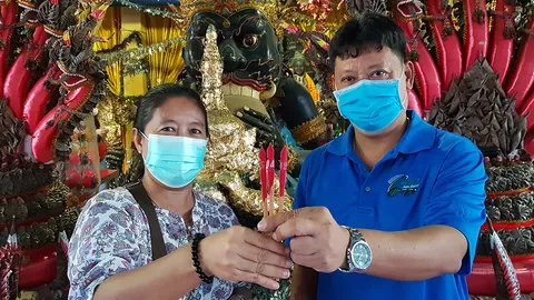 2 ผัวเมียเกิดราศีพิจิก ขอพรพระราหูวัดสว่างฯ ได้เลขเด็ดไปซื้อลอตเตอรี่