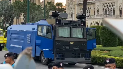 รถฉีดน้ำแรงดันสูง เขี้ยวเล็บตำรวจควบคุมฝูงชน รับมือคณะราษฎร บุกทำเนียบ