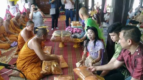 สิตางศุ์ พร้อมกับ อุ๊บ วิริยะ มาทอดกฐินที่วัดหนองเต่าอุทัยธานี ตามสัญญา (คลิป)