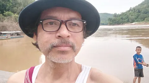 อาลัย "ครูเป็ด" ครูอาสาชายแดนเจ้าของเพลง คอยเธอที่สาละวิน เสียชีวิตแล้ว