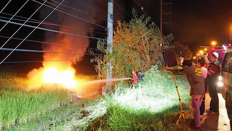 นักร้องควบเก๋งชนไฟท่วม เสยอัดตอม่อ ติดในซากรถย่างสดสยอง