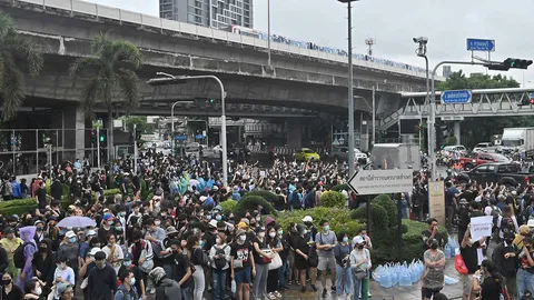 ผู้ชุมนุมบริเวณแยกตากสิน ชู 3 นิ้ว ตะโกนหยุดคุกคามประชาชน (คลิป)