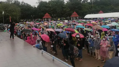 ม็อบลาม โคราช-อุบลฯ นักศึกษา ประชาชน ออกมาตากฝนชูสามนิ้ว  