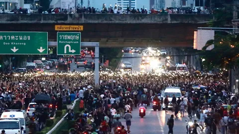 บรรยากาศช่วงค่ำ ชุมนุม 3 จุดใหญ่ ห้าแยกลาดพร้าว แยกตากสิน บางนา