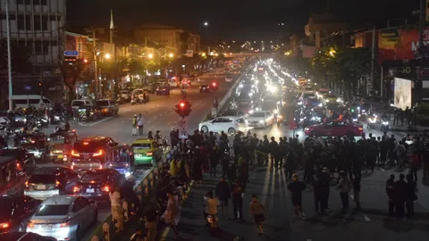 ผู้ชุมนุมปิดถนนประชาธิปก ฝั่งมุ่งหน้าวงเวียนใหญ่ อนุญาตให้ จยย. ผ่านได้เท่านั้น