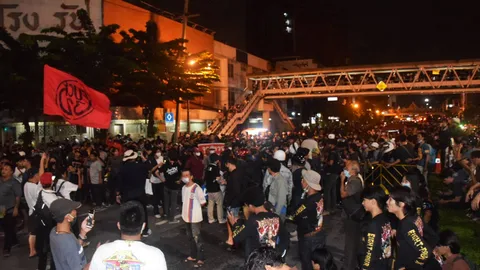 ม็อบ 17 ตุลา ผู้ชุมนุมแยกย้ายแล้วทุกจุด แยกบ้านแขก คณะราษฎรเจรจาขอให้สลายตัว