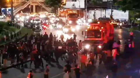 วงเวียนใหญ่วุ่น ม็อบอาชีวะไม่ยอมกลับ ขวาง-ทุบรถขนน้ำจนท.