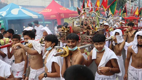 ศาลเจ้านาคาจัดขบวนแห่พระกินเจภูเก็ตวันแรก ม้าทรงนิวนอร์มอลลดเสี่ยงโควิด