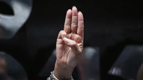 มวลชนคณะราษฎร ทยอยรวมตัวที่จุดย่อย แยกอโศก