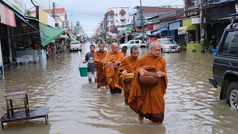 น้ำท่วมสระแก้ว ตลาดอรัญประเทศจมหนักสุดในรอบ 8 ปี พระเดินบิณฑบาตลุยน้ำ (คลิป)