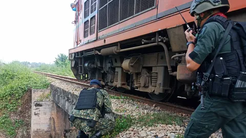 สาวยืนขวางรถไฟ โดนลาก ล้อทับขาขาด 2 ข้าง เจ็บสาหัสที่เจาะไอร้อง