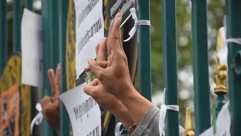 ผู้ชุมนุมหน้าเรือนจำพิเศษกรุงเทพ เคลื่อนตัวสมทบแยกเกษตร