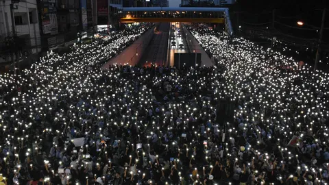 ม็อบแยกเกษตร ร้องเพลงชาติพร้อมชู 3 นิ้ว ทำทะเลดาว แสดงออกเชิงสัญลักษณ์