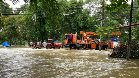 PEA เร่งดำเนินการยกระดับมิเตอร์ไฟฟ้าในพื้นที่ที่ได้รับผลกระทบน้ำท่วมสูง