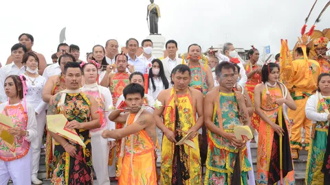 กินเจโคราช จัดพิธีอัญเชิญเทพประทับ 50 ม้าทรง ที่อนุสาวรีย์ลานย่าโม