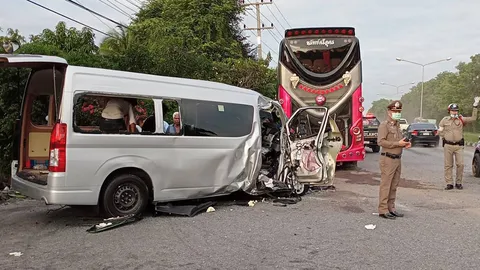“รถตู้คณะปี่พาทย์” พุ่งชนท้าย”รถบัส” ตีวงกลับรถไม่พ้น ตาย 4 เจ็บ 3