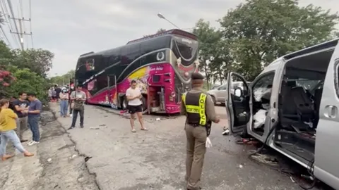 ญาติรับ 4 ศพ “รถตู้คณะปี่พาทย์” ชนท้ายรถบัส ชาวบ้านเผยจุดนี้เกิดเหตุบ่อย