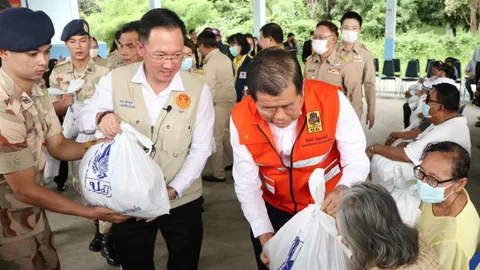 มท. 2 ลุยเอง ลงพื้นที่แจกถุงยังชีพที่บ้านโป่ง ย้ำช่วยให้ตรงจุด