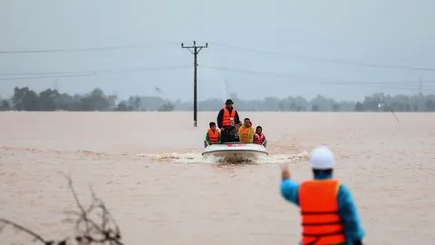 ระทึก พายุโซนร้อน โซเดล จ่อถล่มเวียดนาม ซ้ำเติมน้ำท่วมใหญ่ในรอบ 20 ปี (คลิป)