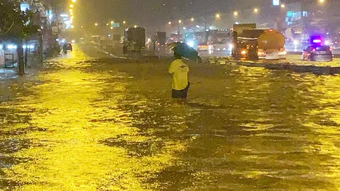 เตือนน้ำท่วม ถนนเพชรเกษม ช่วง อ.บางสะพาน รถเล็กผ่านไม่ได้ 