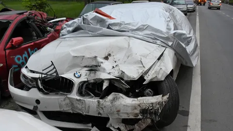 ร้อยตำรวจเอกไฮโซซิ่งบีเอ็มให้สาว ชนพ่อค้าลูกชิ้นดับสยอง