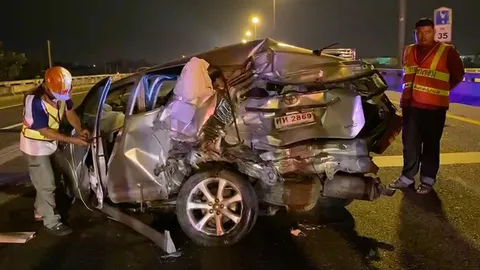 กระบะขนผลไม้ชนเก๋งยางแตกเลนขวา ถนนวงแหวนฯ ตูมสนั่นรถพังยับตาย 1 เจ็บ 1 (คลิป)