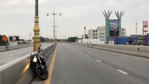 หนุ่มขี่ จยย.ชนราวสะพานพระราม 4 ร่วงพื้นดับคาที่ หน้าเมเจอร์ปากเกร็ด