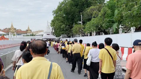ประชาชนเนืองแน่นกราบถวายบังคม สมเด็จพระบูรพมหากษัตริยาธิราช วันปิยมหาราช