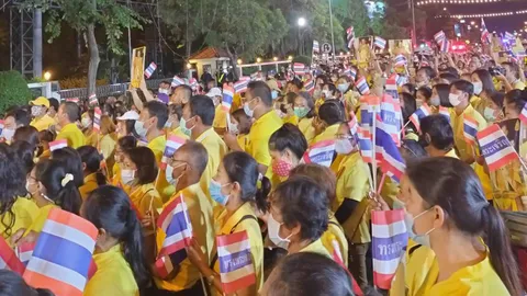 คนหัวหิน-ปราณบุรี มาร่วมปกป้องสถาบัน ที่หน้า "วังไกลกังวล"