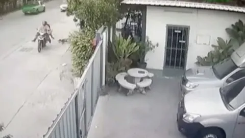 สุนัขตัดหน้า จยย.ลุงวินใจสลาย เมียซ้อนท้ายตกรถหัวฟาดพื้นถนนดับที่ชลบุรี