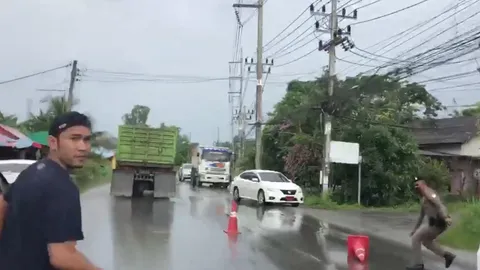 ตร.หาดใหญ่ไล่จับสิบล้อแหกด่าน หนีเข้าบ้าน ยึดของกลางไอซ์กับน้ำกระท่อม (คลิป)