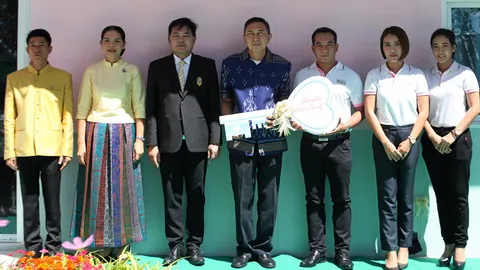ร.ร.บ้านหนองเดิ่น รับมอบ "ห้องหนังเพื่อการเรียนรู้" พร้อมชุดอุปกรณ์ชุดอุปกรณ์กีฬา