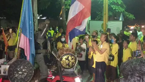 มวลชนกลุ่มรักสถาบันค้างคืนรัฐสภา มีรถสุขา-รถไฟส่องสว่าง อำนวยความสะดวก
