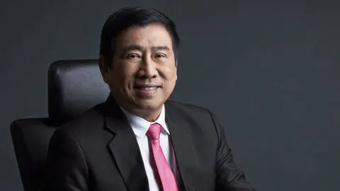 "ชาติชาย พยุหนาวีชัย" รับปริญญาบริหารธุรกิจดุษฎีบัณฑิตกิตติมศักดิ์