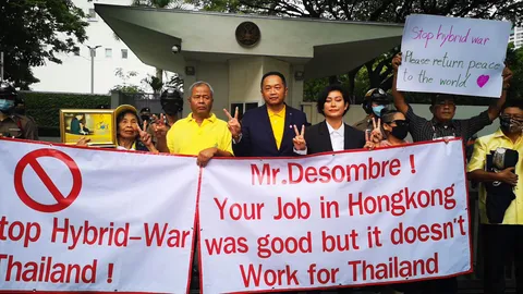 “อุ๊ หฤทัย” นำมวลชนบุกสถานทูตอเมริกา เรียกร้องให้เคารพกฎหมายไทย