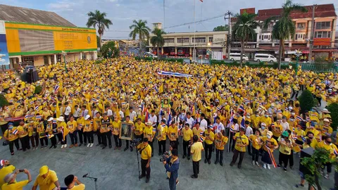 คนชลบุรี 3 อำเภอ รวมตัวแสดงจุดยืนและกล่าวคำปฏิญาณปกป้องสถาบัน