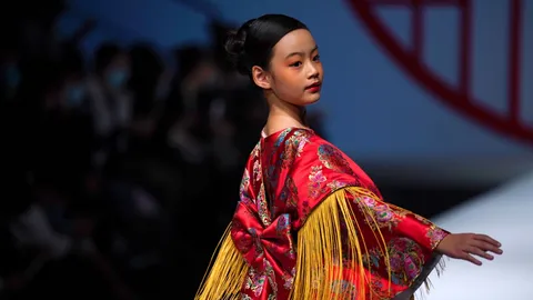 นางแบบตัวน้อยสีสันสดใส บนรันเวย์ China Fashion Week 2020