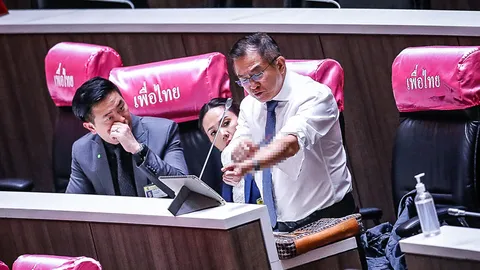 “วิสาร” ส.ส.เพื่อไทย พกมีดเข้าสภาฯ ถอดสูทกรีดแขนหลั่งเลือด ขณะอภิปราย