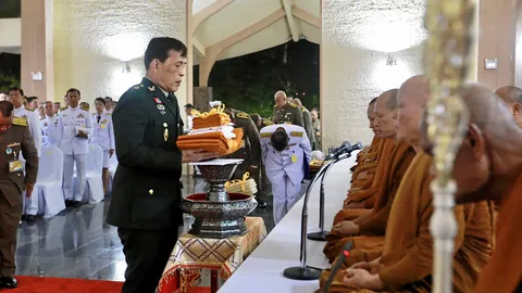 ในหลวง-ราชินี เสด็จฯ ถวายผ้าพระกฐิน