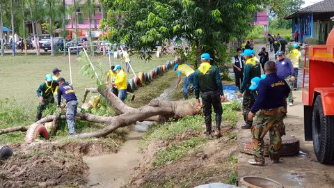 น้ำป่าท่วมหมู่บ้านหนองตาฉาว ก่อนลดตอนเช้า นอภ.ท่ายาง นำทีมทำความสะอาด