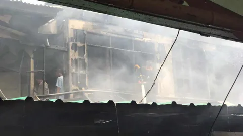 ไฟไหม้ร้านค้าตลาดน้ำวัดลำพญา ครูพาเด็กหนี ศาลาเก่าวอด คาดไฟช็อต